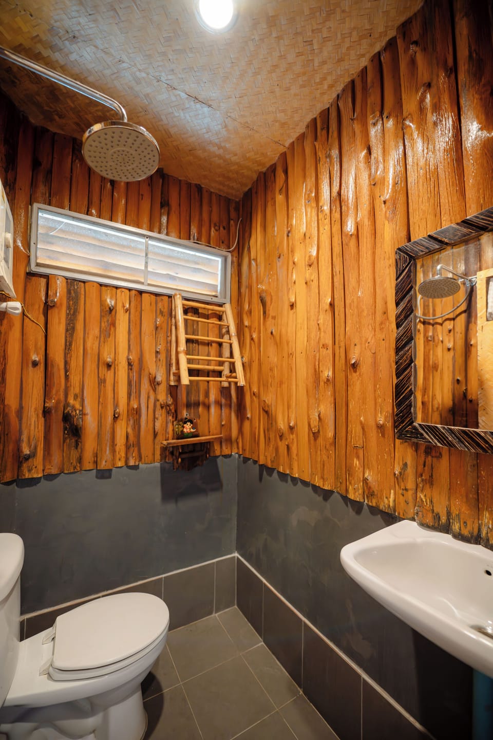 Bungalow Lake View | Bathroom | Separate tub and shower, hair dryer, towels, soap