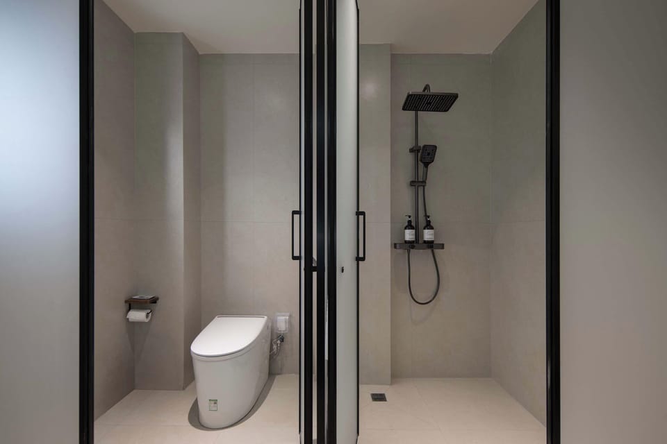 Family Suite, Garden View | Bathroom | Free toiletries, hair dryer, slippers, towels