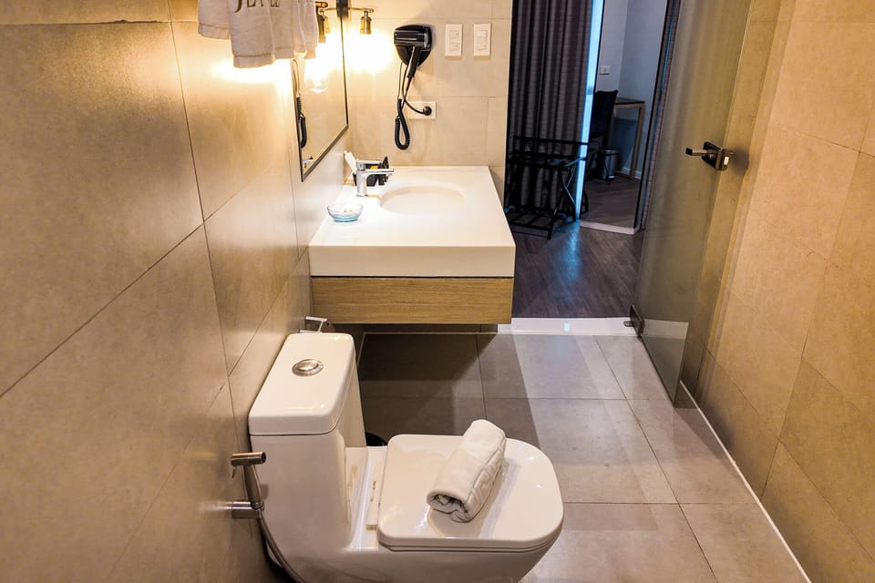 Deluxe Queen Suite | Bathroom | Shower, rainfall showerhead, free toiletries, slippers