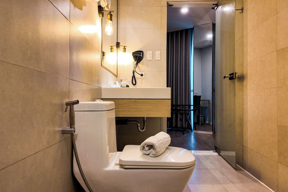 Deluxe Queen Suite | Bathroom | Shower, rainfall showerhead, free toiletries, slippers