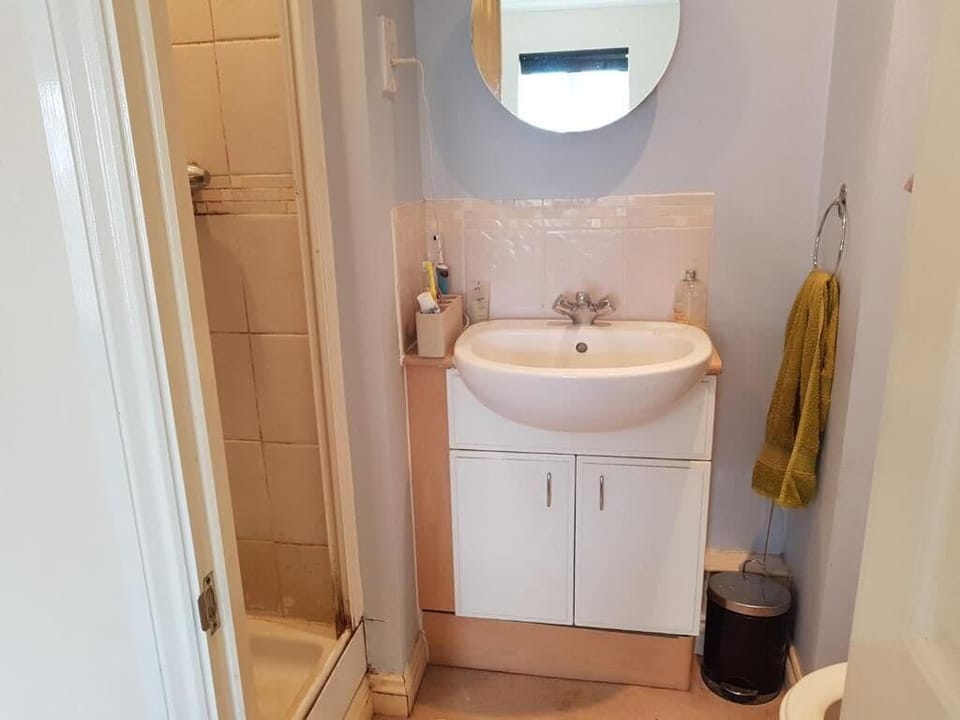 Shower, rainfall showerhead, free toiletries, soap