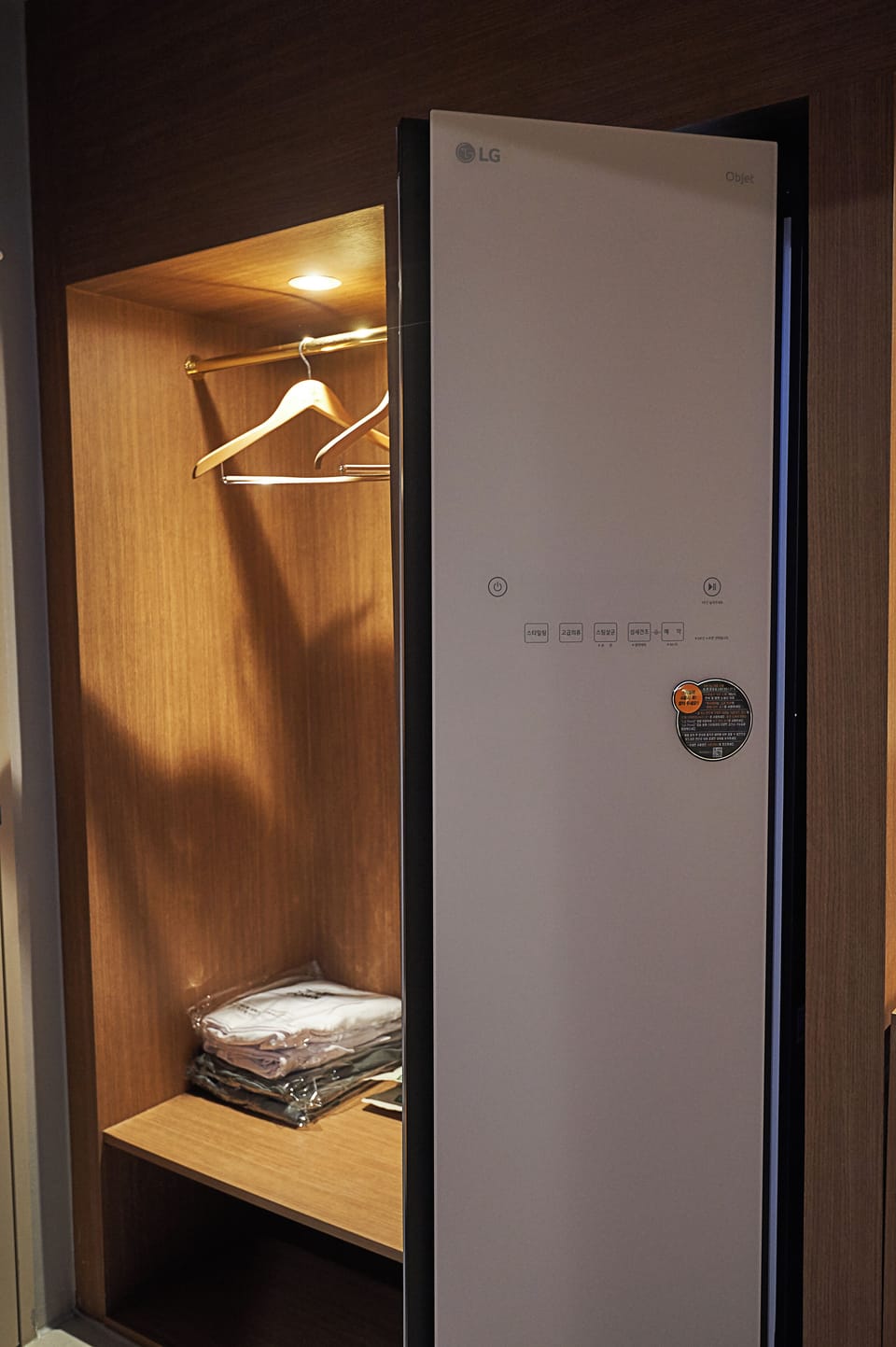 Family Room | Desk, WiFi (free)