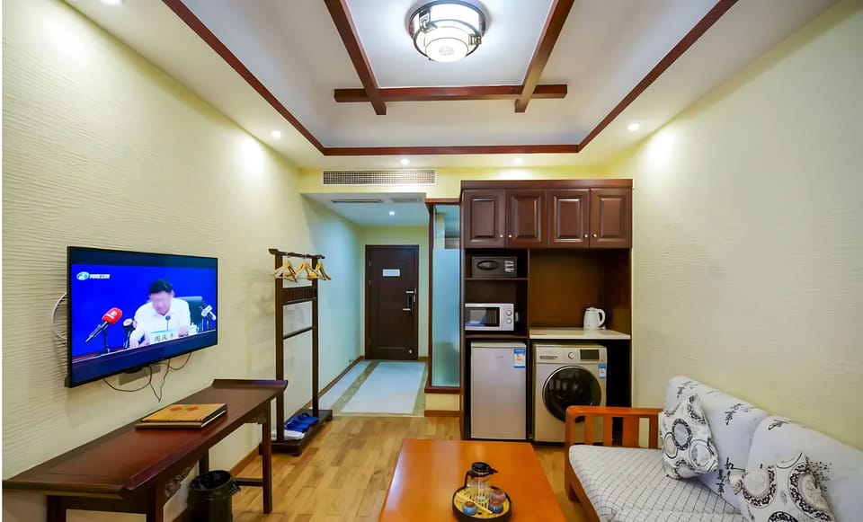 Family Suite, 2 Double Beds, Ensuite, Mountain View | Desk, blackout drapes, WiFi (free), bed sheets