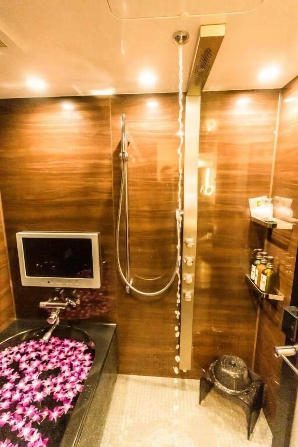 Deluxe Quadruple Room, Smoking | Bathroom | Combined shower/tub, free toiletries, hair dryer, slippers