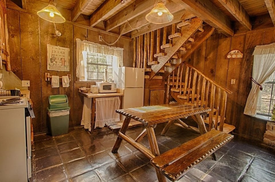 Cabin 6 | Private kitchen | Coffee/tea maker, fridge, microwave