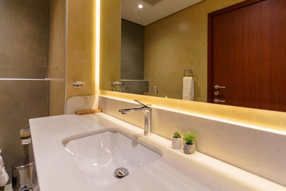 Combined shower/tub, hair dryer, slippers, towels