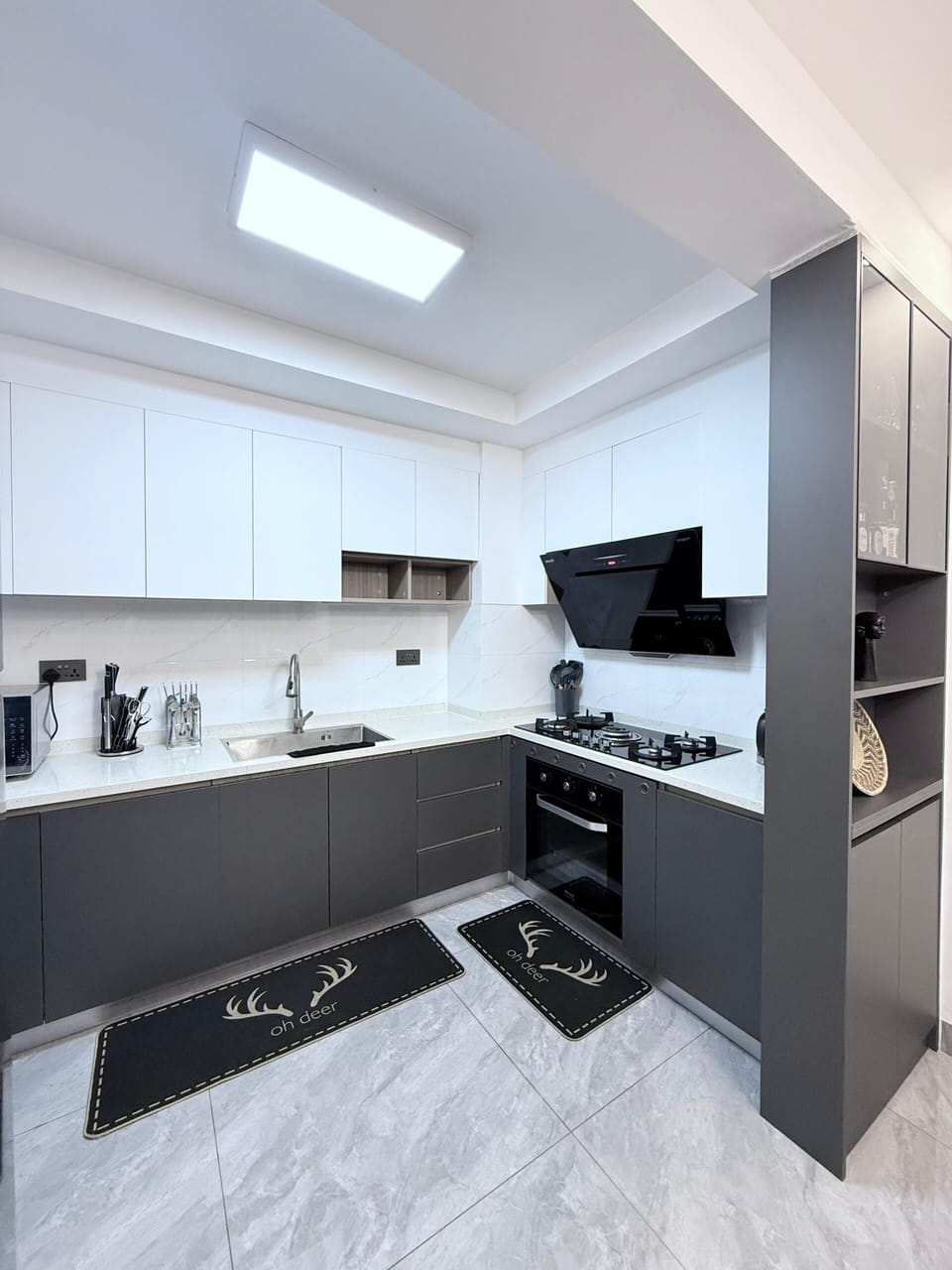 Coffee/tea maker, full-size fridge, microwave, oven