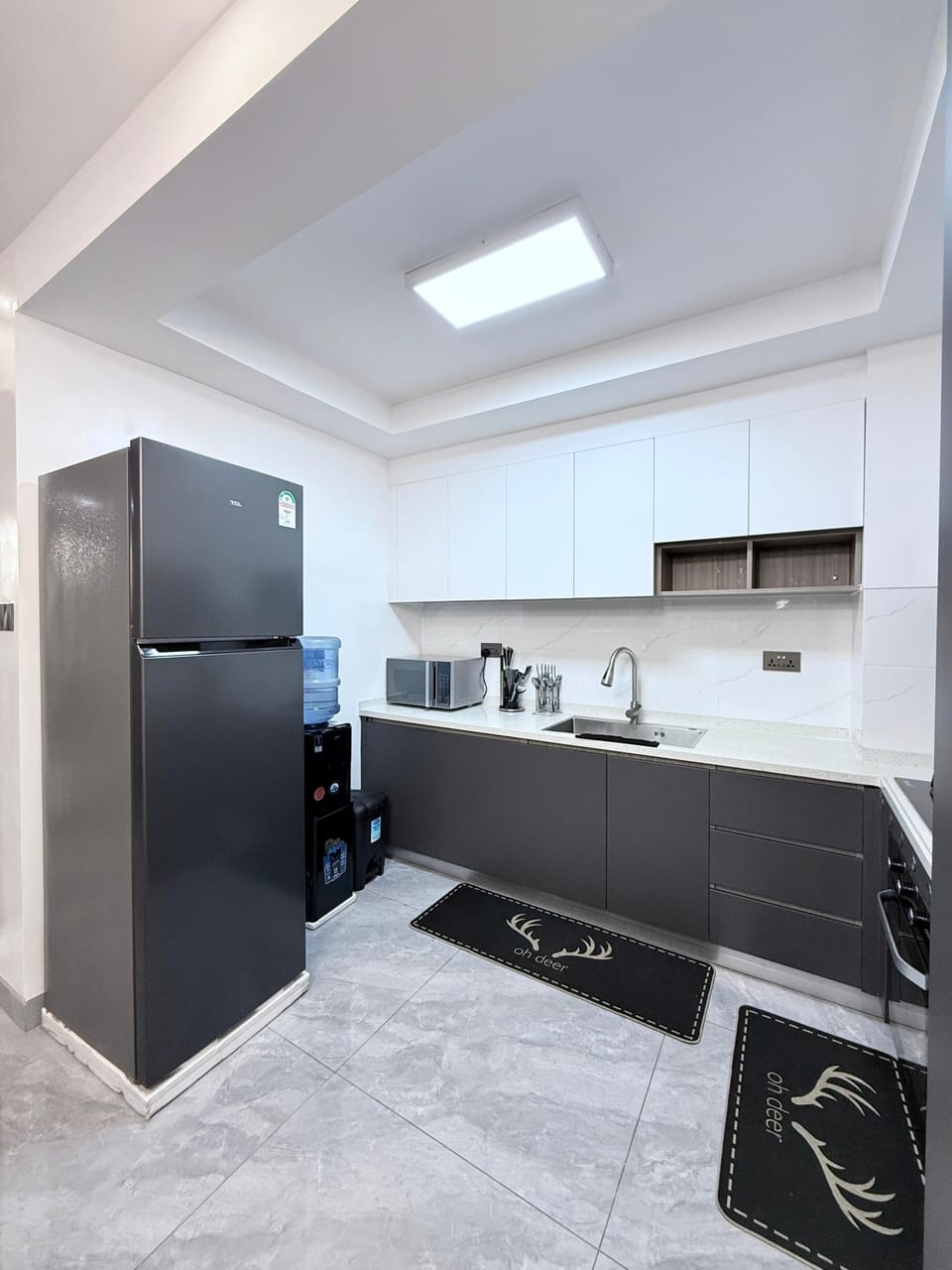 Coffee/tea maker, full-size fridge, microwave, oven