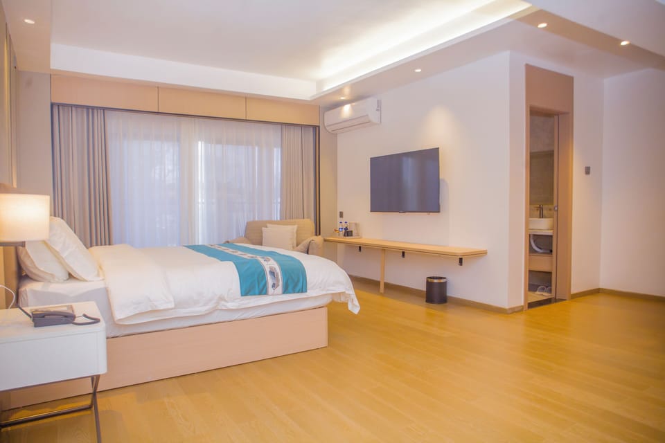 Executive Suite | Desk, laptop workspace, WiFi (free)