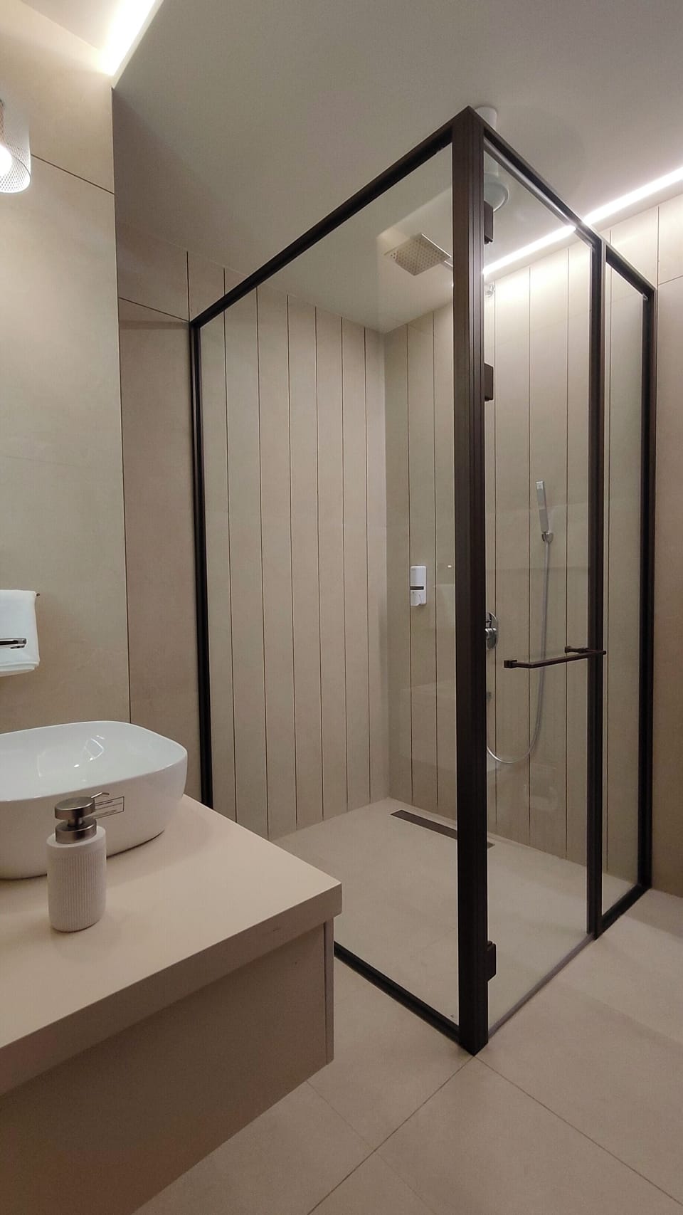 Executive Twin Room | Bathroom | Shower, free toiletries, hair dryer (on request), slippers