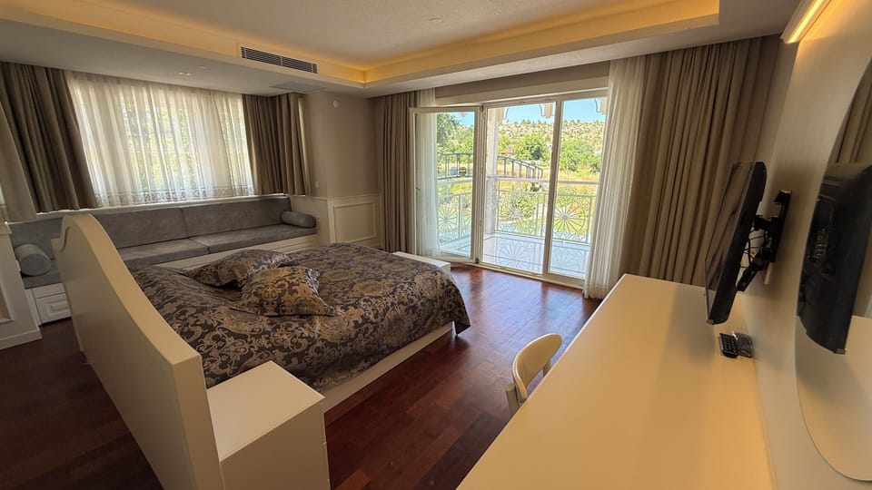 Premium bedding, minibar, bed sheets
