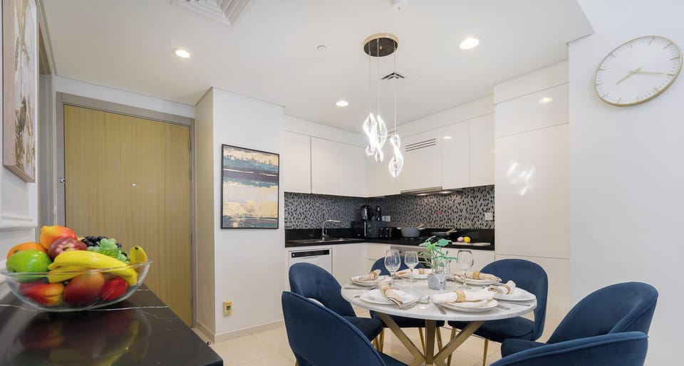 Deluxe Apartment, Balcony, City View | In-room dining