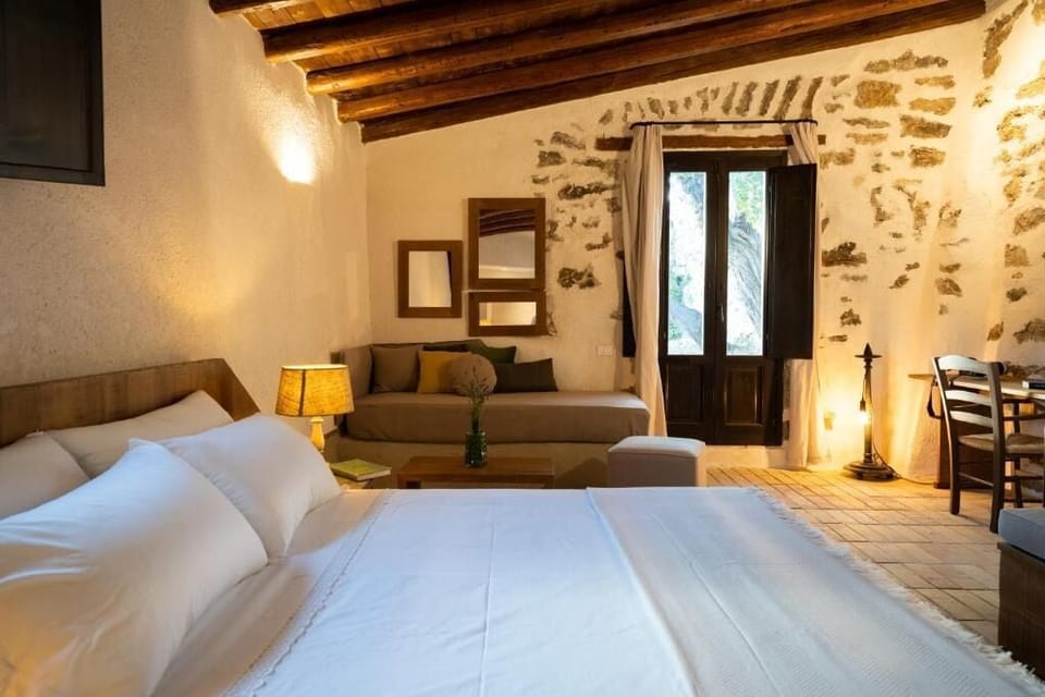 Deluxe Triple Room, Garden View, Corner | In-room safe, desk, iron/ironing board (on request), WiFi (free)