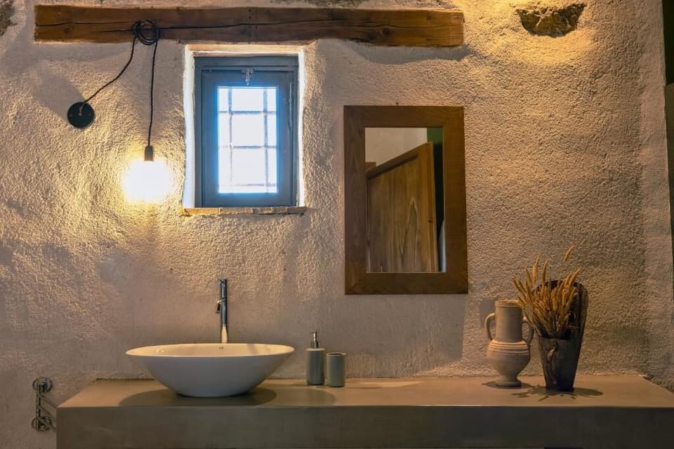 Deluxe Triple Room, Garden View, Corner | Bathroom | Hair dryer, towels, soap, shampoo