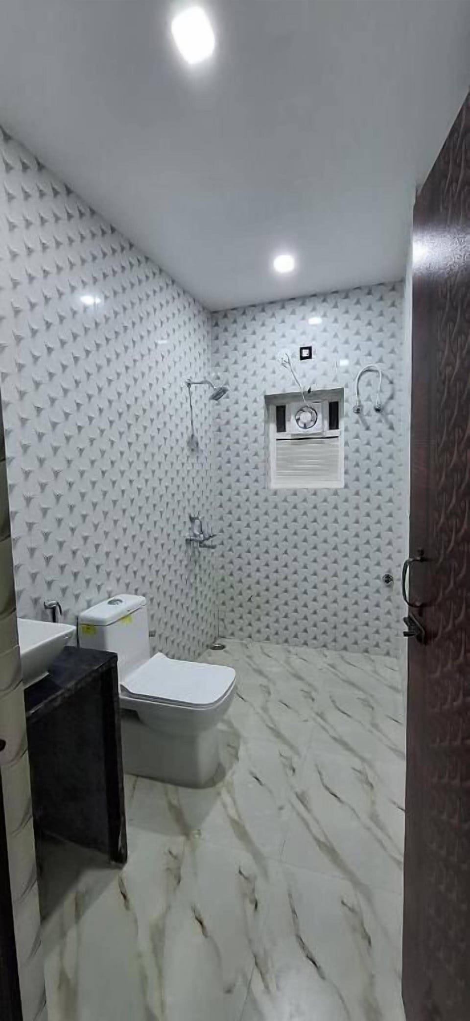 Superior Double Room, City View | Bathroom | Shower, slippers, soap, shampoo