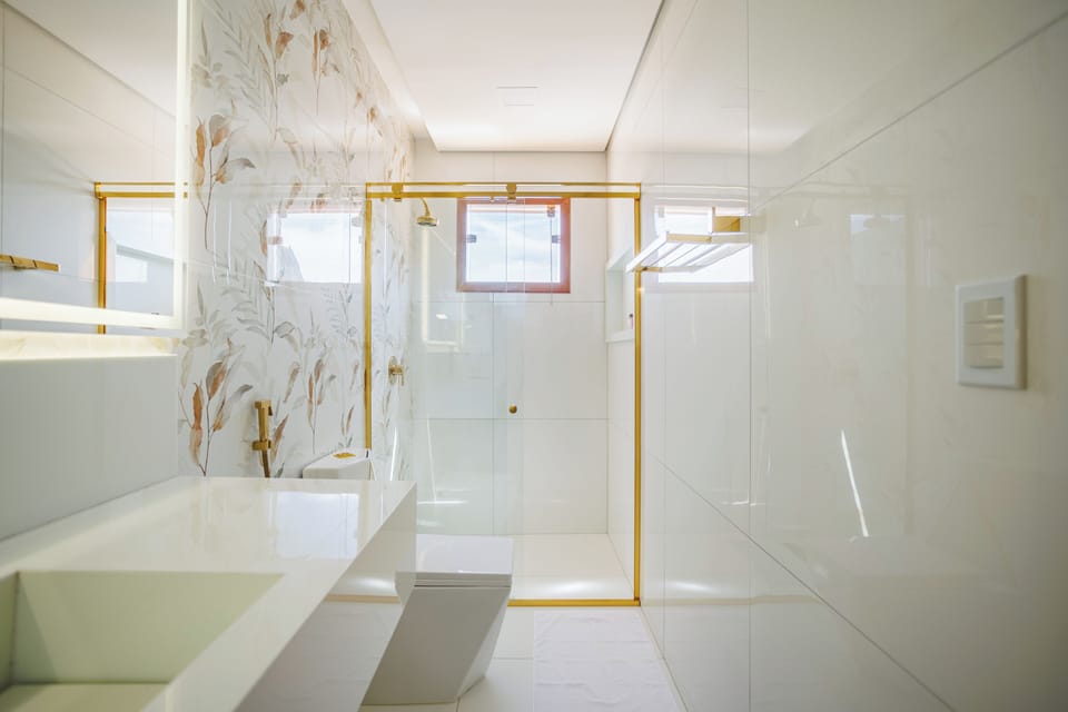 Deluxe Chalet | Bathroom | Shower, hair dryer (on request), towels, soap