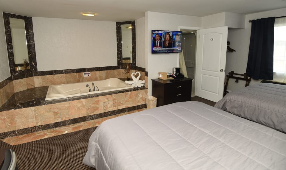 Deluxe Room, Multiple Beds, Non Smoking, Jetted Tub, 1 King and 1 Queen Bed | 1 bedroom, premium bedding, in-room safe, desk