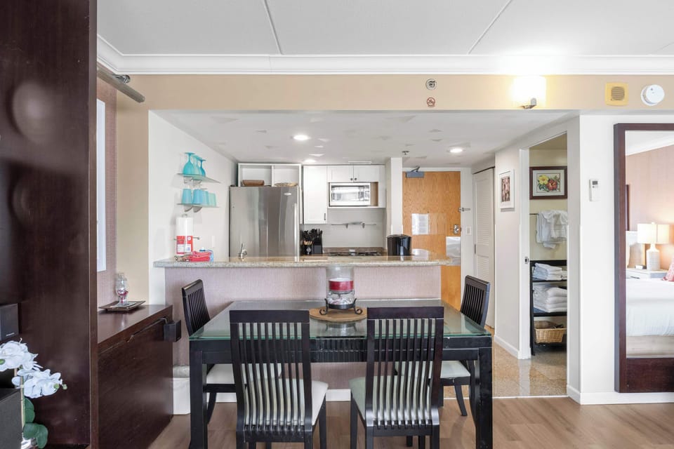 Apartment, City View (1 Bedroom) | In-room dining