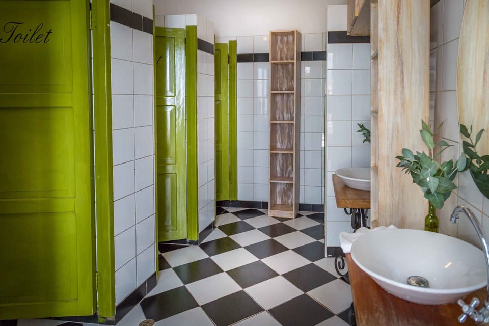 Shower, rainfall showerhead, free toiletries, hair dryer