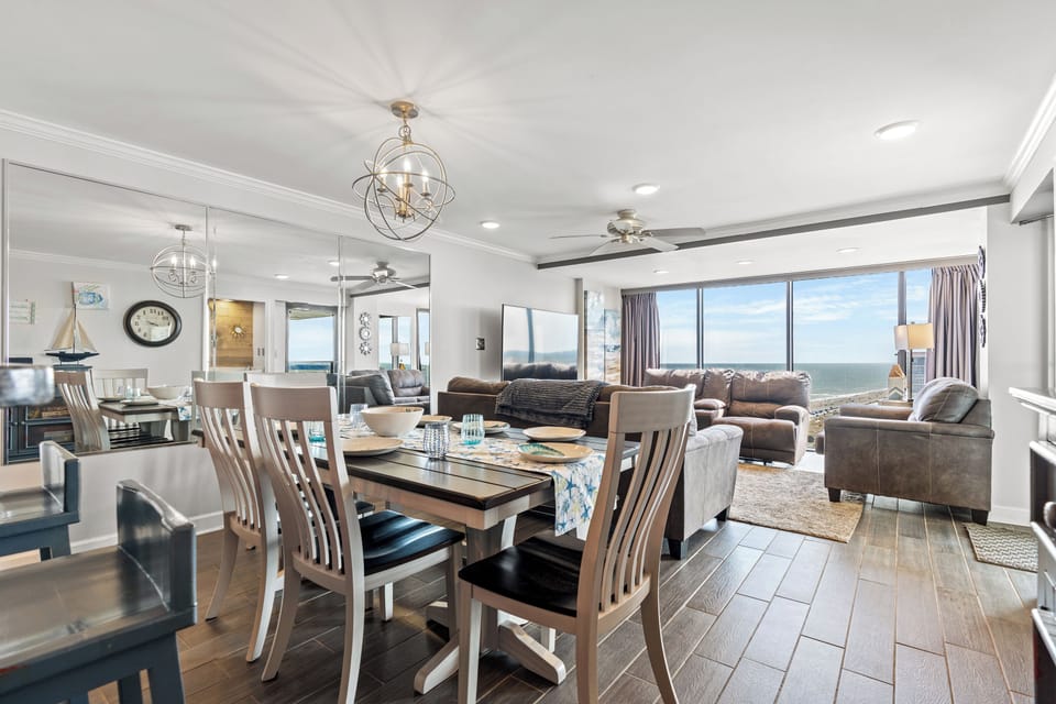 Deluxe Condo, 3 Bedrooms, Balcony, Ocean View (1501) | In-room dining