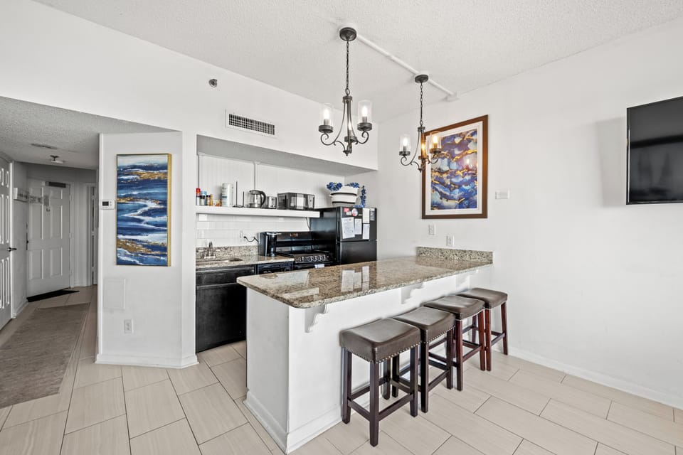 Deluxe Condo, 1 Bedroom, Balcony, Oceanfront (2212) | Private kitchen | Full-size fridge, microwave, oven, stovetop