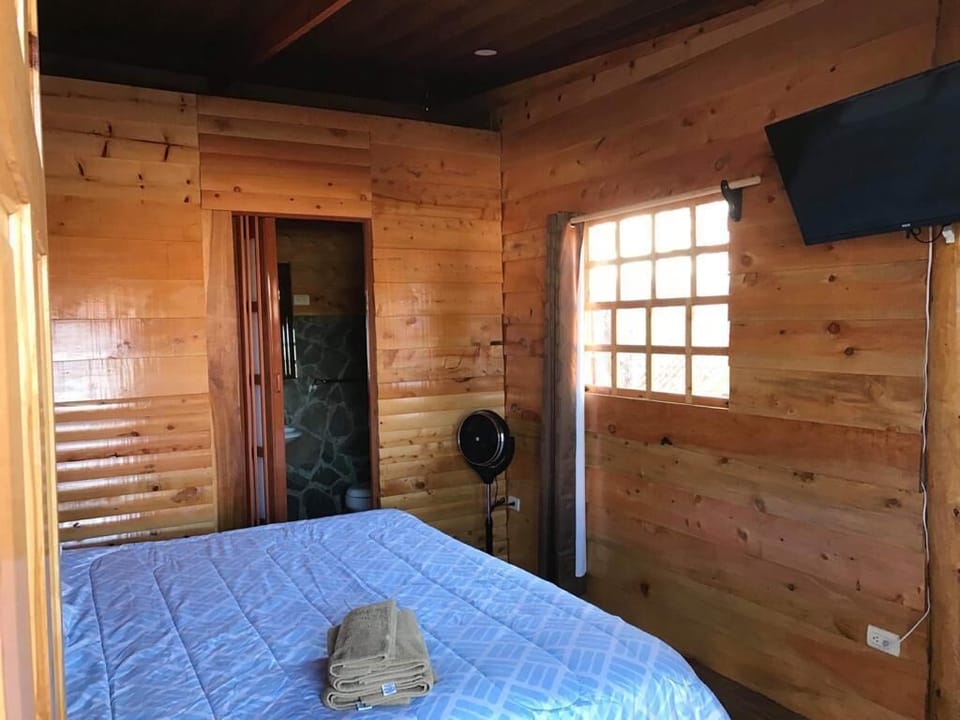 Comfort Cabin | Premium bedding, down comforters, laptop workspace, free WiFi