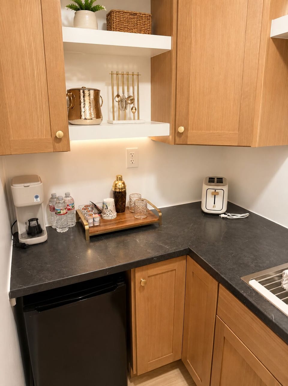 Luxury Suite, Multiple Beds, Non Smoking, Kitchenette | Private kitchen | Coffee/tea maker, mini-fridge