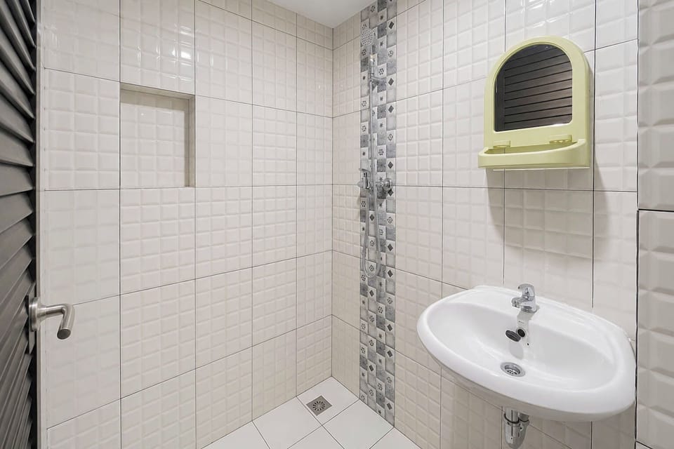 Standard Studio | Bathroom