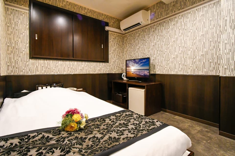 WiFi (free), bed sheets