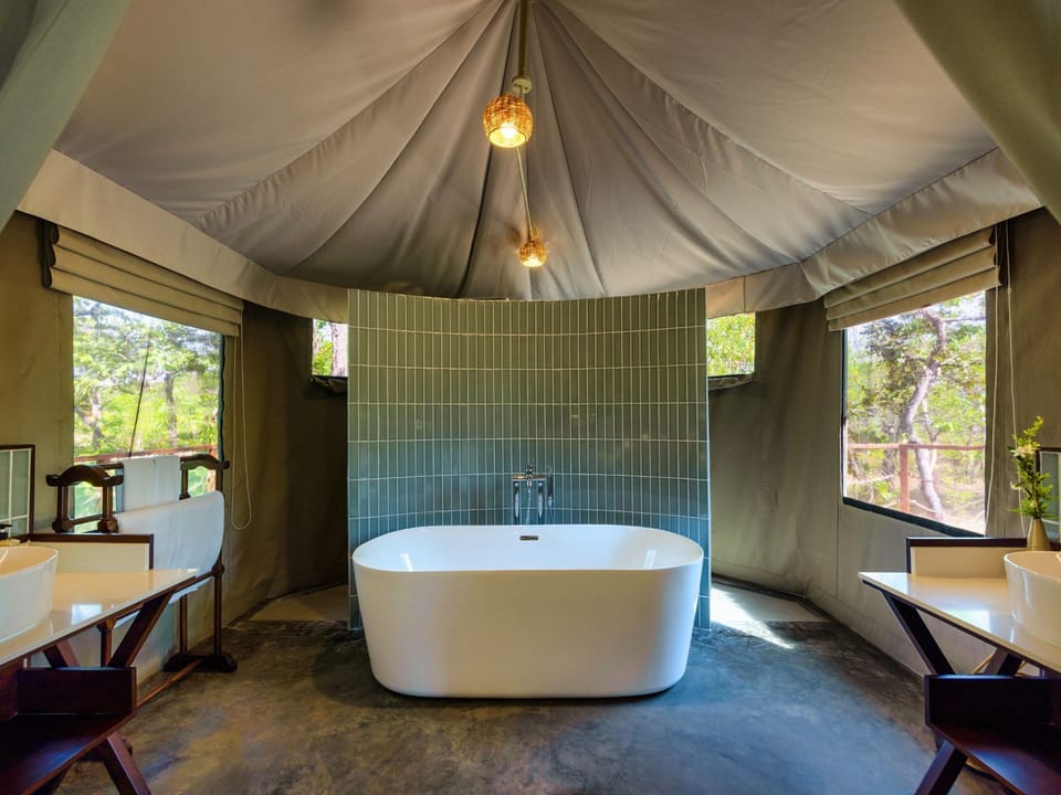Luxury Suite | Bathroom | Slippers
