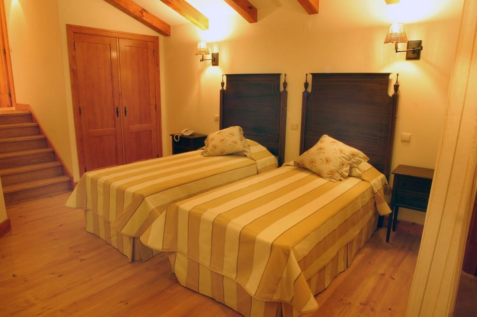 Twin Room | Pillowtop beds, desk, laptop workspace, soundproofing