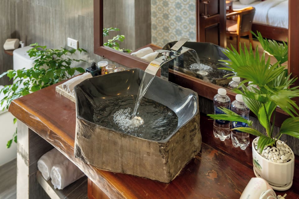 Tulip Room (First Floor)  | Bathroom | Rainfall showerhead, free toiletries, hair dryer, slippers