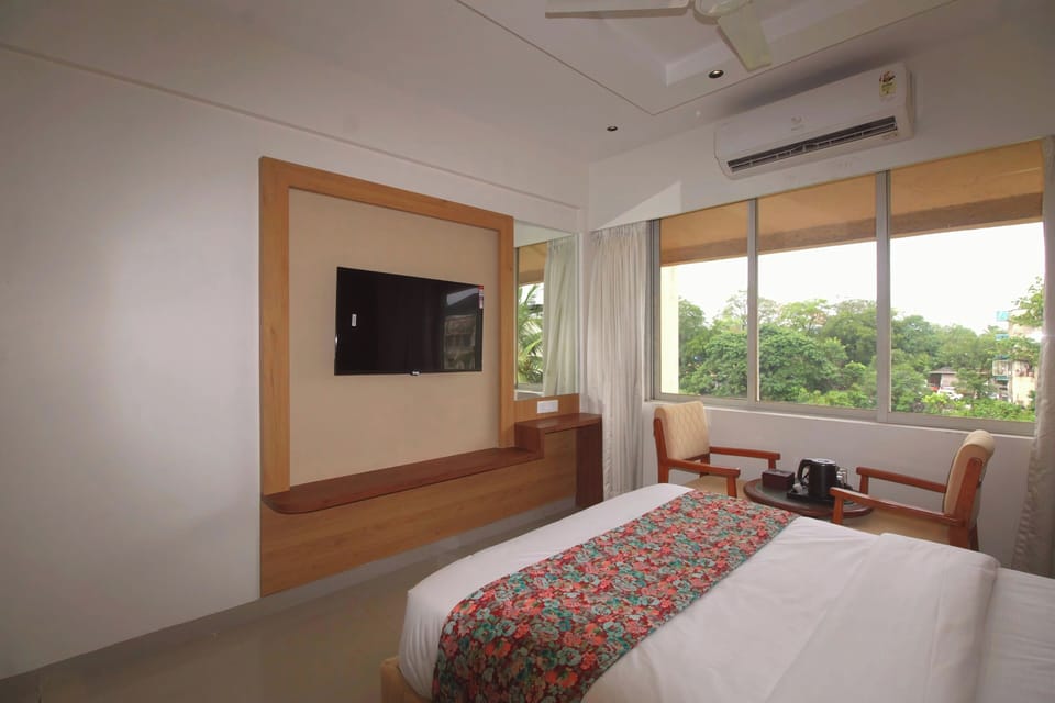 Deluxe Double Room, City View | Desk