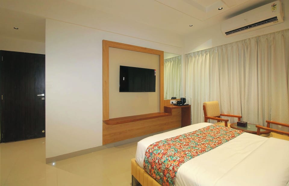 Deluxe Double Room, City View | Desk