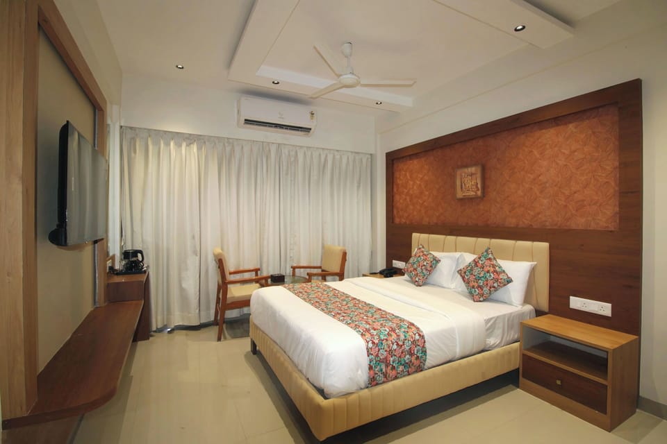 Deluxe Double Room, City View | Desk