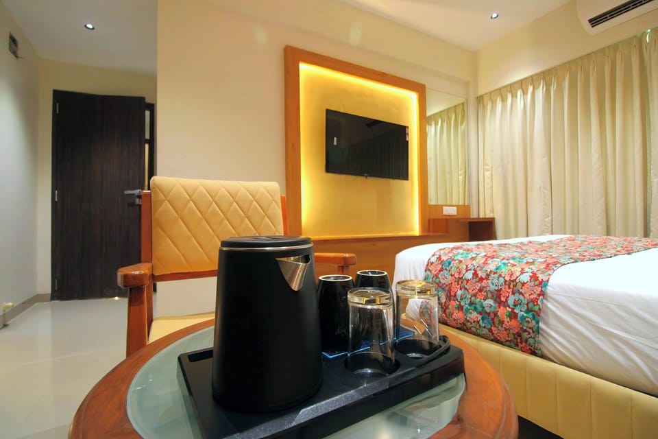 Deluxe Double Room, City View | Desk