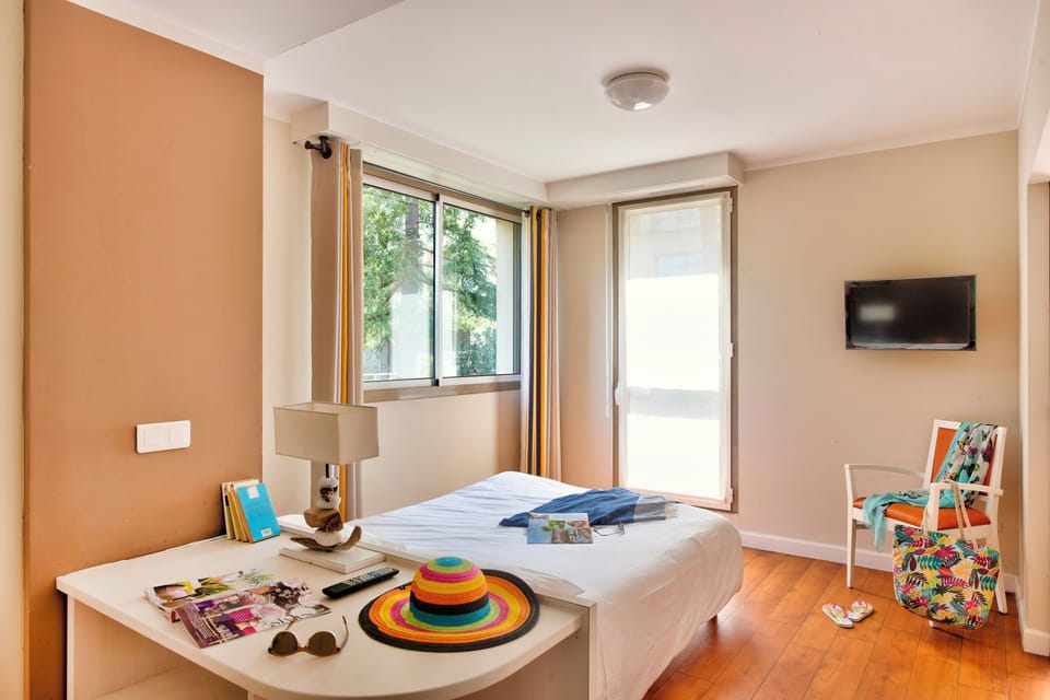 Double Room | 1 bedroom, in-room safe, desk, blackout drapes