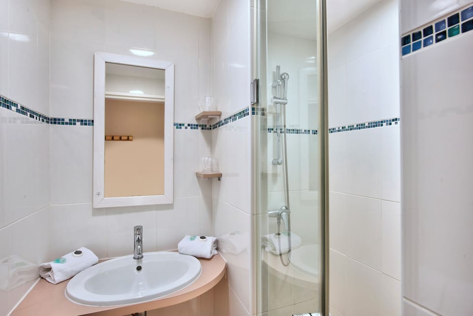 Shower, free toiletries, towels