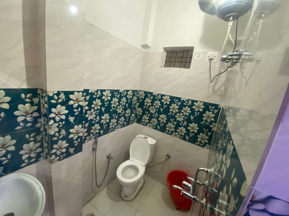 Triple Room | Bathroom | Shower, free toiletries, soap, shampoo
