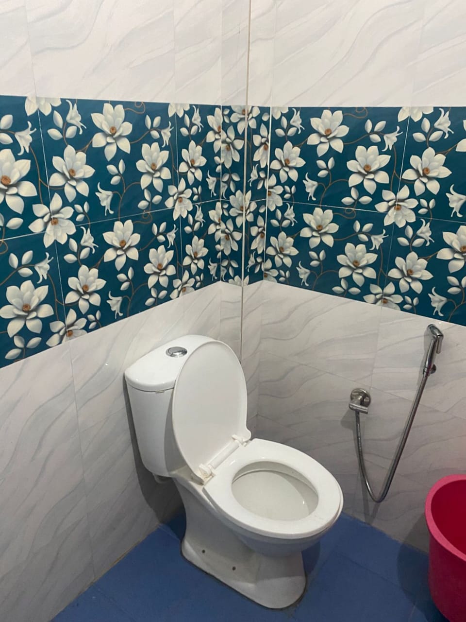 Quadruple Room | Bathroom | Shower, free toiletries, soap, shampoo