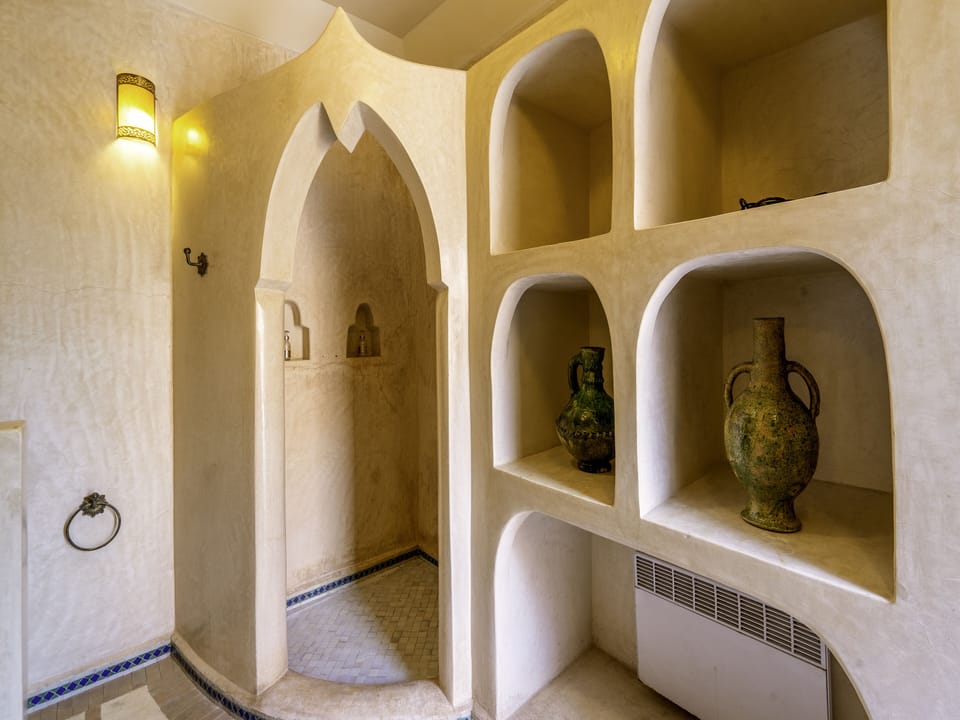 Senior Suite | Bathroom | Free toiletries, hair dryer, bathrobes, towels