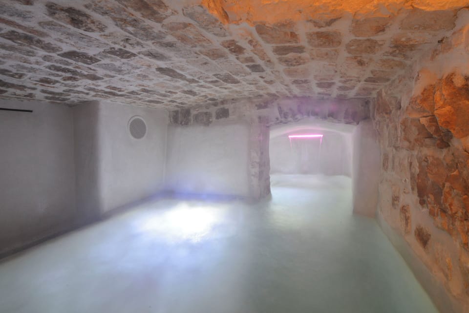 Studio Suite | Deep soaking bathtub