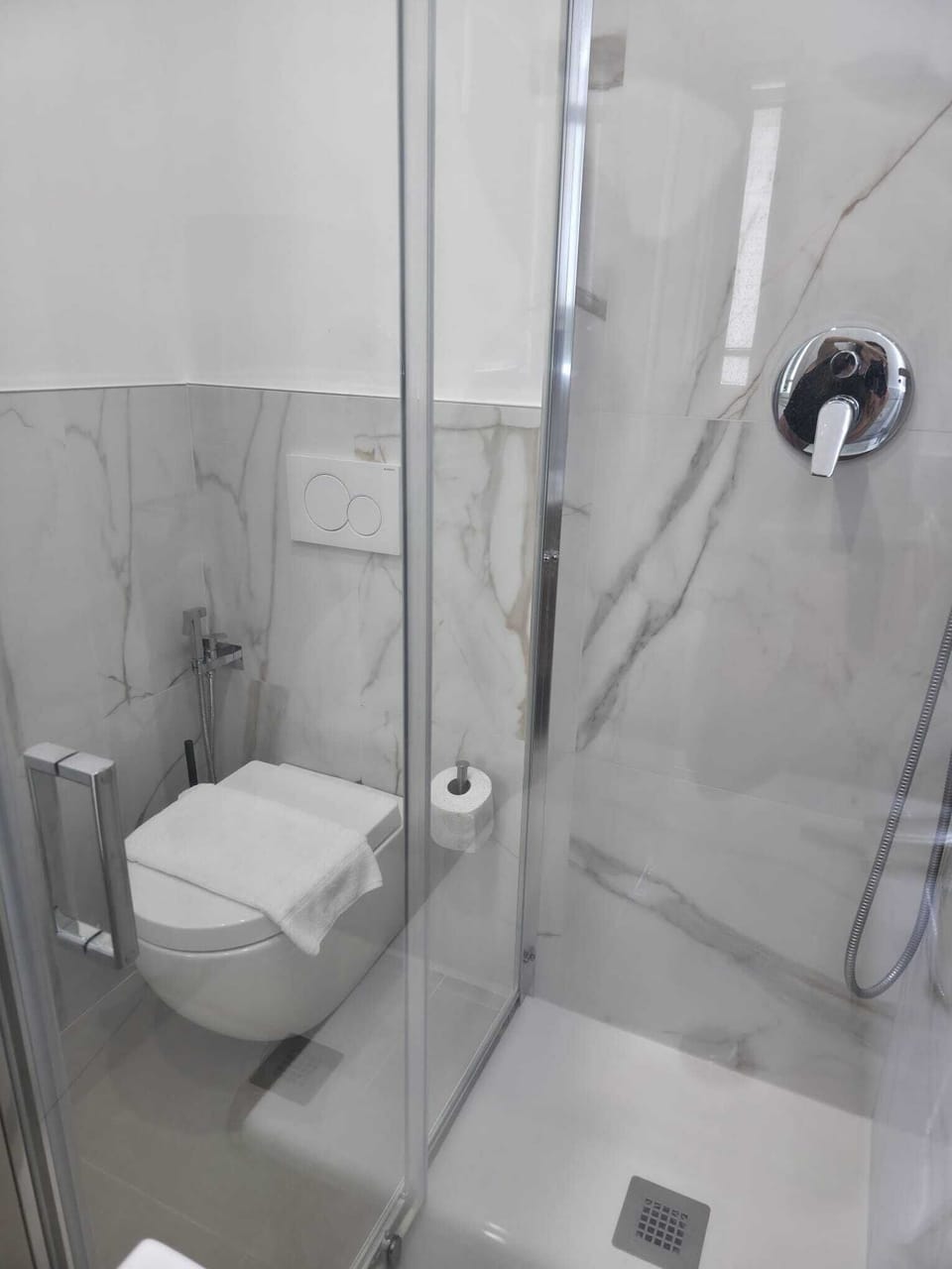 Comfort Double Room | Bathroom | Shower, free toiletries, hair dryer, towels