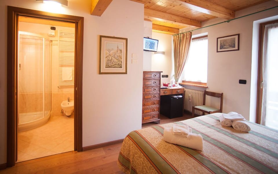 Desk, free cribs/infant beds, free WiFi