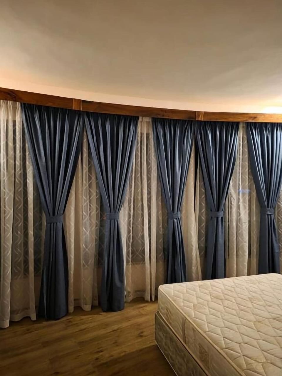 Blackout drapes, WiFi (free), bed sheets