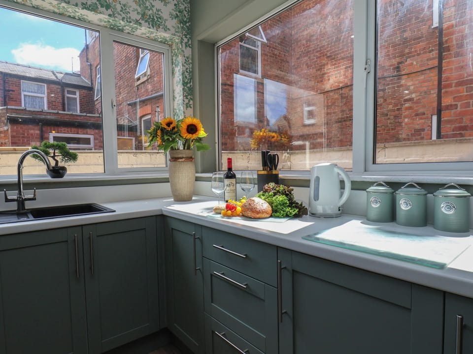 Dishwasher, cookware/dishes/utensils