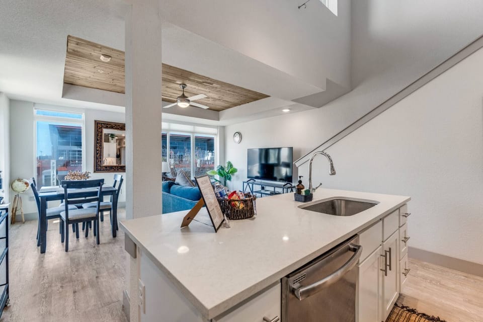 Apartment, 2 Bedrooms, Accessible, Smoking | Dining room