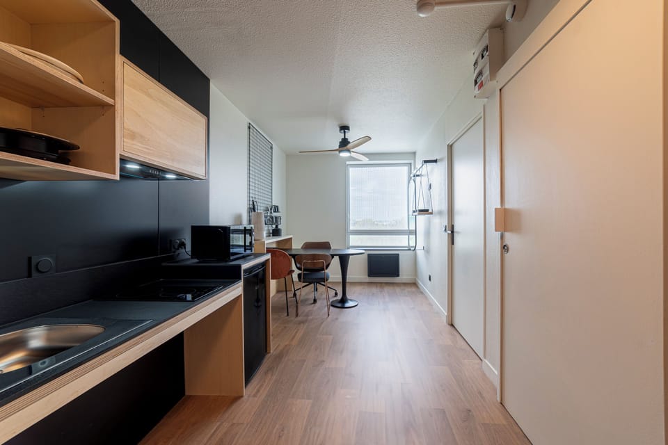 Classic Studio | Private kitchen | Shared fridge, microwave, stovetop, cookware/dishes/utensils