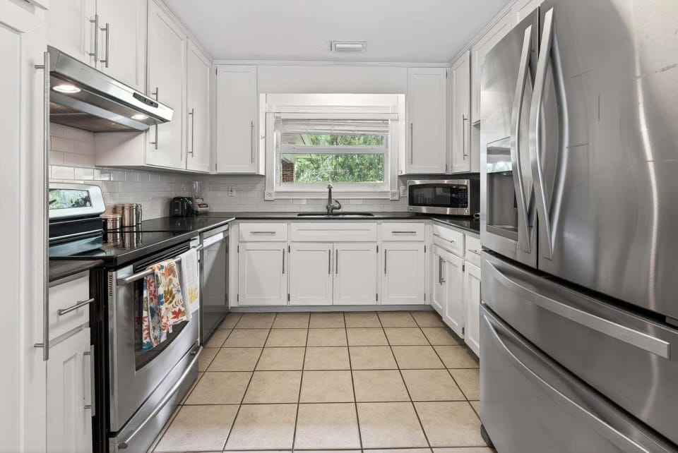 House, 5 Bedrooms | Private kitchen | Coffee/tea maker, fridge, oven
