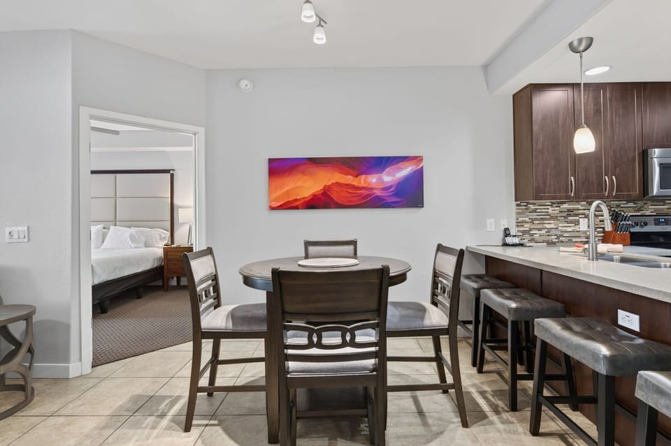 Condo, 2 Bedrooms | Dining